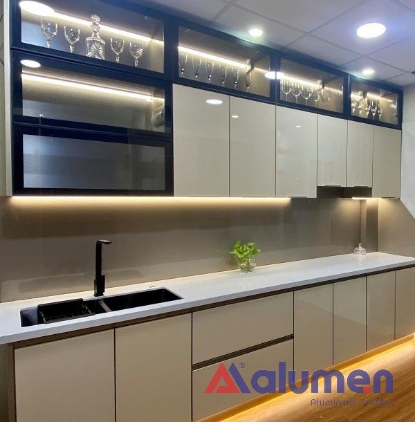 Quy trình lắp đặt tủ bếp nhôm kính