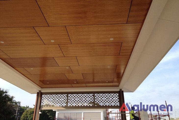 Ốp trần tấm aluminium vân gỗ trong nội thất