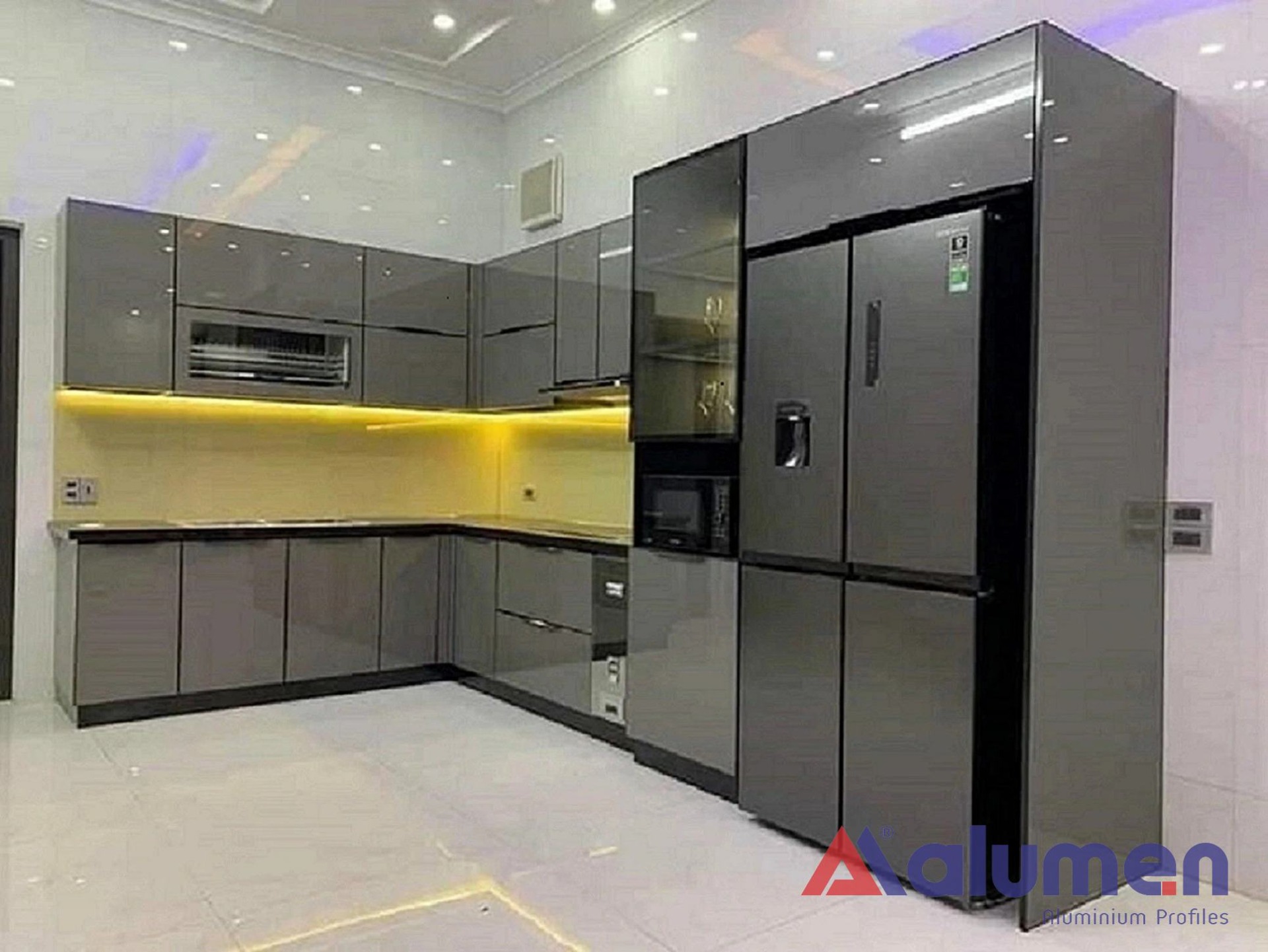 Thi công tủ bếp nhôm cánh kính
