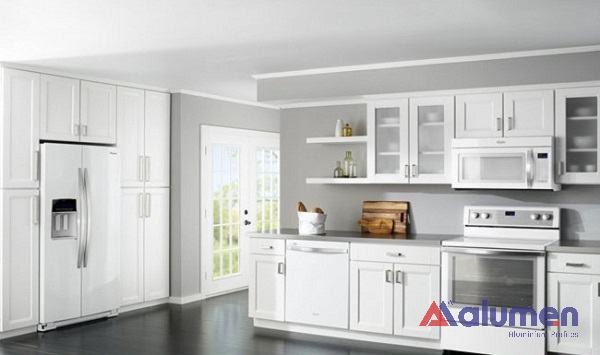 Tủ bếp chữ L nhôm kính màu trắng