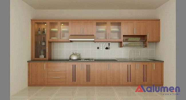 Nhà bếp hiện đại với tủ bếp nhôm giả gỗ