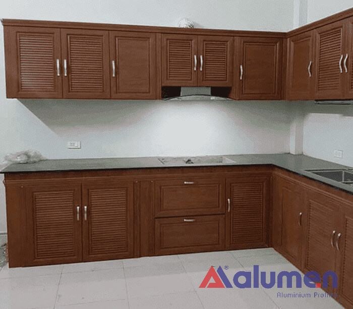 Tủ bếp nhôm giả gỗ phong cách hiện đại