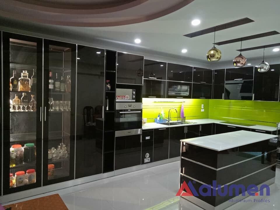 Tủ bếp nhôm kính màu đen