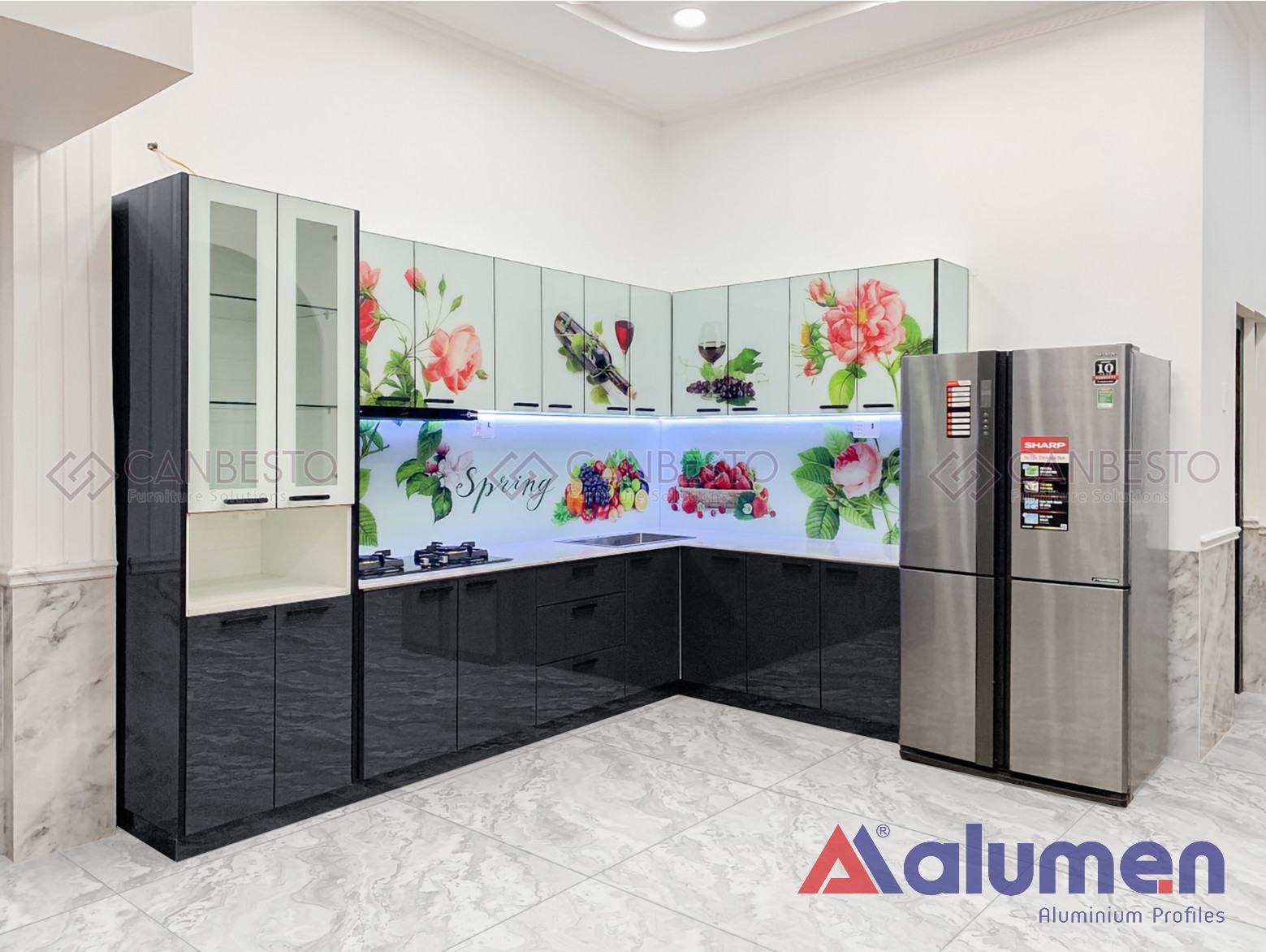 Phối màu tủ bếp nhôm kính